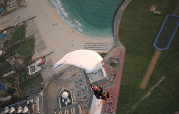 跳伞运动员成功创下世界最小降落伞跳伞记录