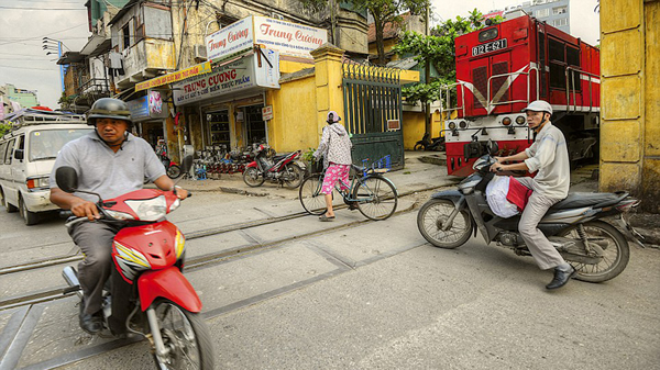 越南首都河内的火车横穿狭窄小镇街道奇景