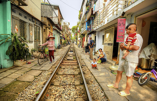 越南首都河内的火车横穿狭窄小镇街道奇景