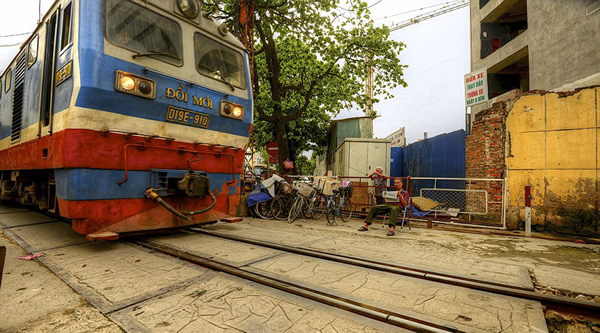 越南首都河内的火车横穿狭窄小镇街道奇景
