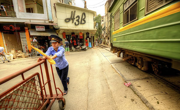 越南首都河内的火车横穿狭窄小镇街道奇景