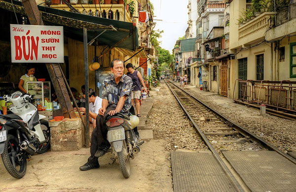 越南首都河内的火车横穿狭窄小镇街道奇景