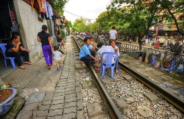 越南首都河内的火车横穿狭窄小镇街道奇景