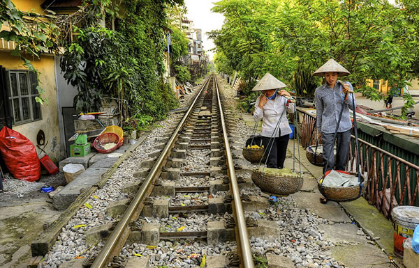 越南首都河内的火车横穿狭窄小镇街道奇景
