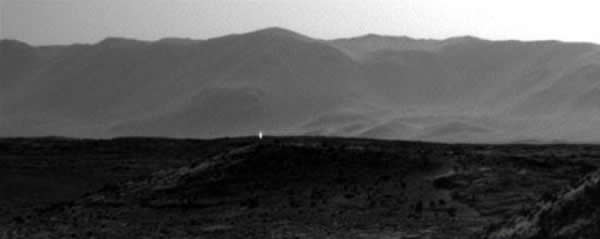 “好奇”号从火星上发回的最新照片中发现神秘亮光