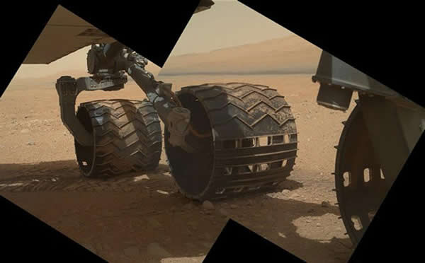 好奇号的自拍照。透过车底,可以看到远处影影绰绰起伏的山峦。