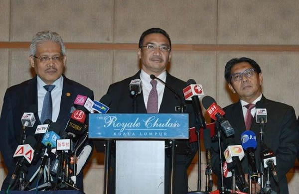 马航MH370客机失联迈入第31天,搜寻工作持续进行。希山慕丁(中)向媒体汇报最新进展,左起为韩沙再努丁以及阿扎鲁丁。