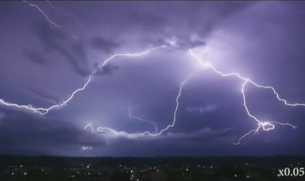 �㶫ʡһ��������ũ���в���ʱ�鿴�ֻ�ͻ���׻���������