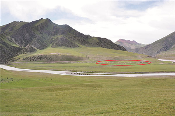 参雄尕朔遗址位于登额曲河左岸台地