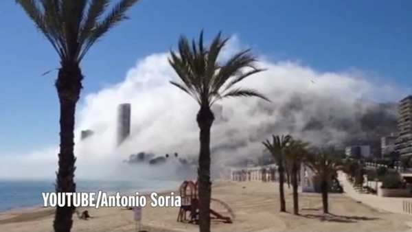 巨大神秘云团席卷西班牙阿利坎特市的整条海岸线