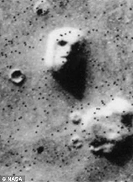 1976年7月25日,美国宇航局的“海盗1”号飞船公布了一张显示名叫“西多尼亚”的一个区域的照片,从中可以看到,这颗红色行星上似乎出现了一张人脸。