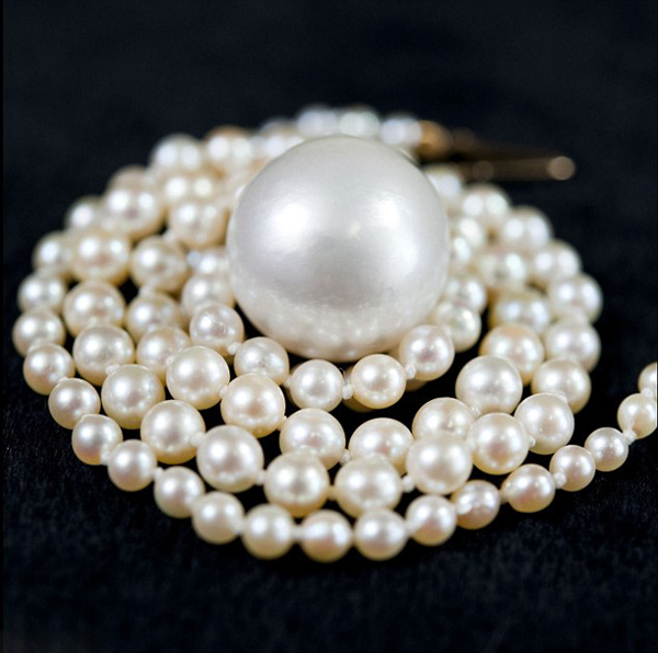 Ӣ��Ů���ڶ����з�������������һ����ȻԲ������