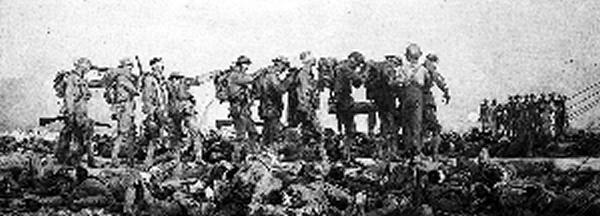 画家约翰·辛格·萨金特于1919年创作的“毒气”,描绘芥子毒气释放后,幸存士兵互相搀扶着走向急救站。