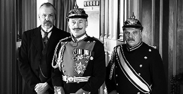 反映一战的英国电视剧《战前三十七天》剧照,图中从左至右依次为德国首相贝特曼·霍尔韦格、德皇威廉二世、德军总参谋长小毛奇。