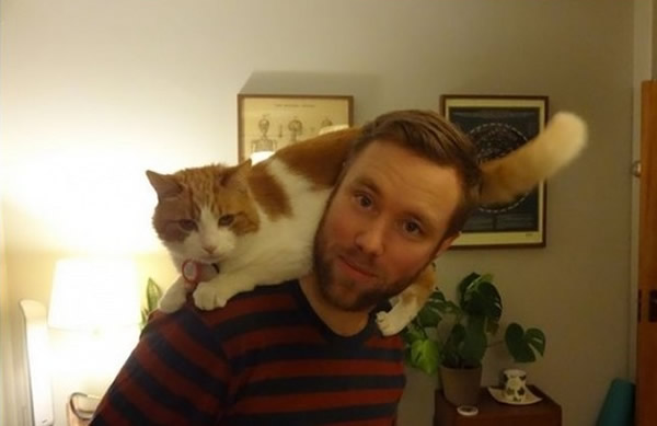 冰岛一只猫走失7年回家 兴奋奔跳主人肩膀紧黏不放