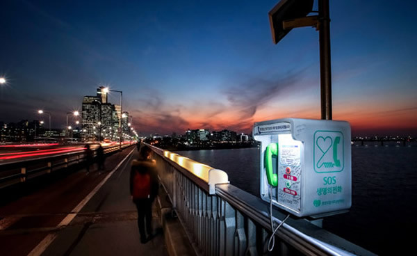 走在麻浦大桥上不时就可看到这种「防自杀专用公共电话」,只要拿起话筒就可以跟辅导人员聊天,但专家认为这些装置和标语反强化了此处「自杀圣地」的印象,对事情毫无帮助。