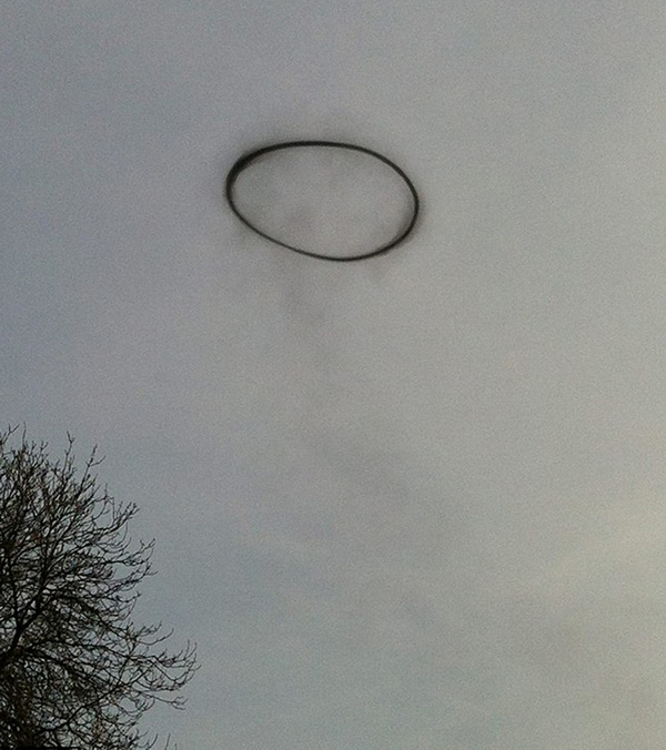 英国沃里克上空出现一个神秘的黑色圆环