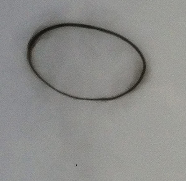 英国沃里克上空出现一个神秘的黑色圆环