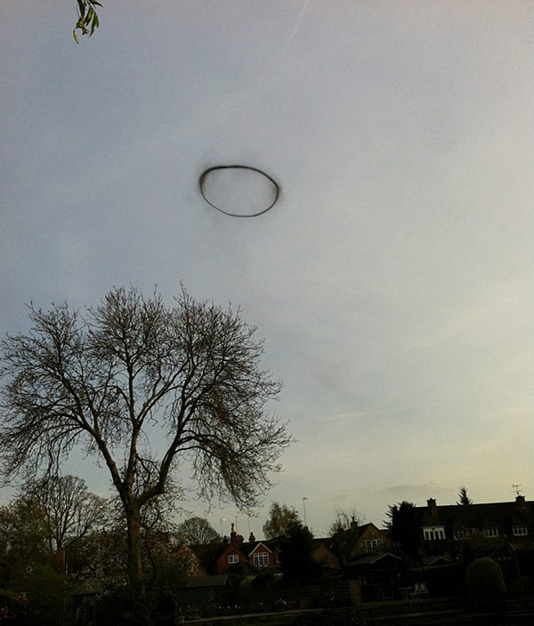 英国沃里克上空出现一个神秘的黑色圆环