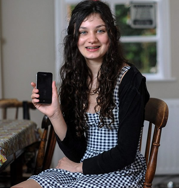 英国少女乔治娜·希普4月11日傍晚与母亲打网球时,发现了这一个神秘的黑色圆环,并用iPhone拍摄下了这一奇特场景