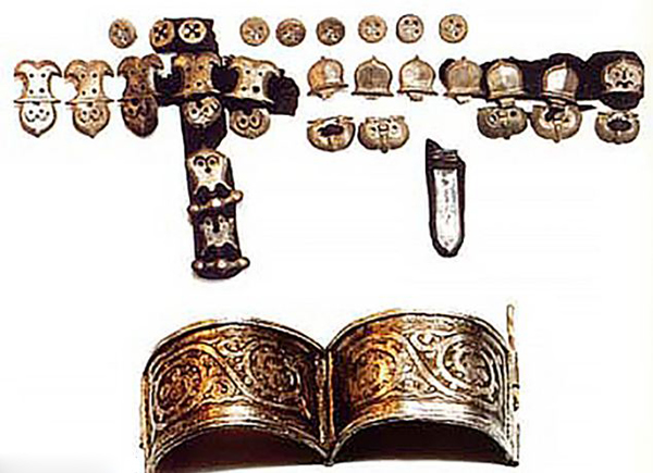 俄罗斯发现八百年前戴铜面具木乃伊