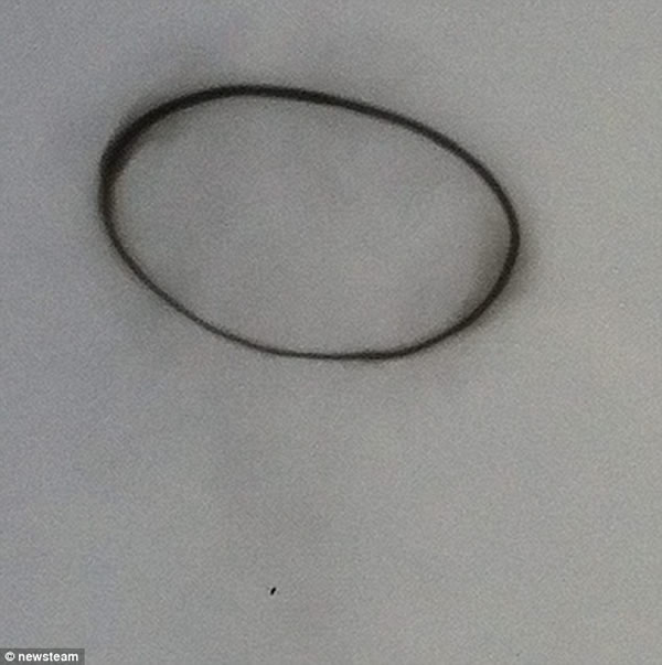 英国天空出现无法解释的黑圈