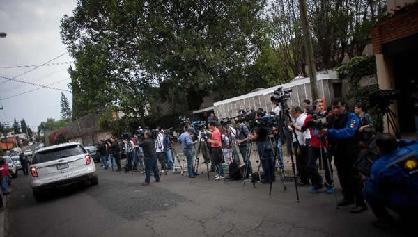 4��17�գ���ī�����׶�ī����ǣ�ý������غ���������˹��סլ�⡣���գ����ױ����������ҡ�1982��ŵ������ѧ�����������ǡ�������˹��ī�����׶�ī�������ȥ��