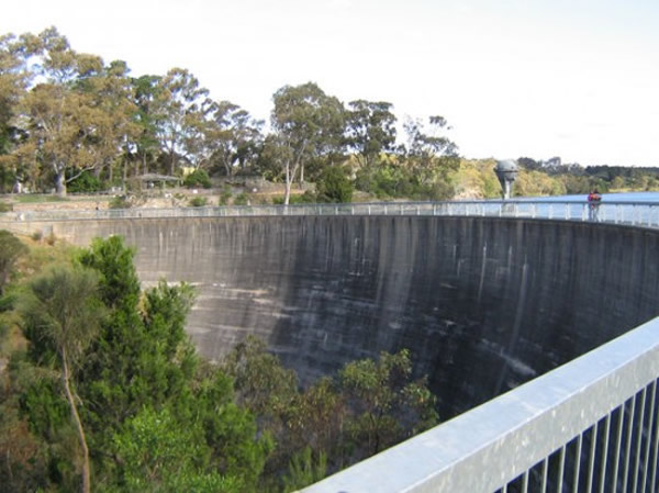 澳大利亚巴罗莎水库上游的回音大坝闻名遐迩