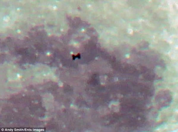 空间站的轮廓,两侧各有4个太阳能电池板,可产生84千瓦电量。