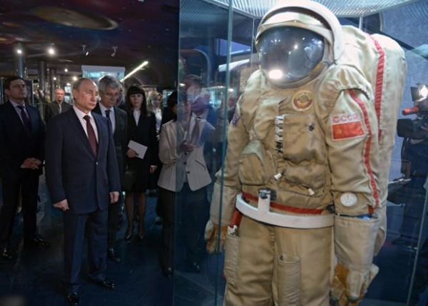 普京参观博物馆