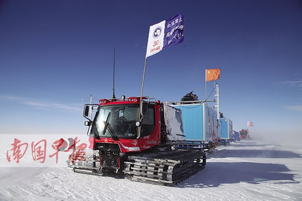 行进中的考察车队