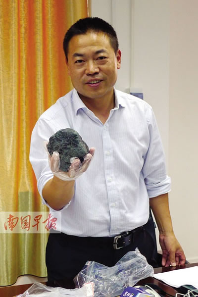 刚刚从南极返回的缪秉魁介绍从南极带回来的“天外来客”——陨石