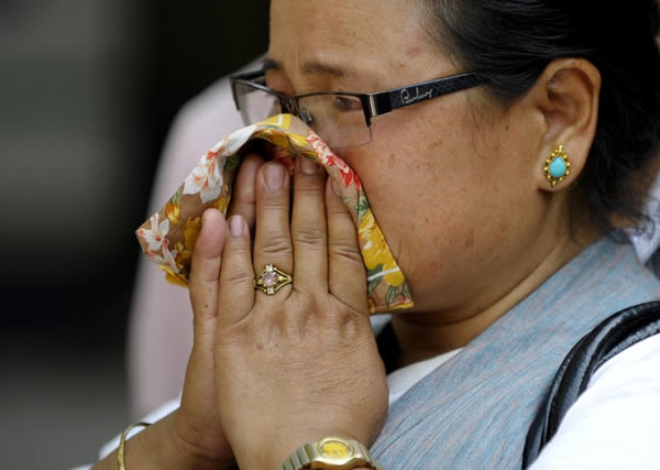 当地时间2014年4月19日,尼泊尔加德满都,珠峰雪崩遇难者的家属悲痛不已。