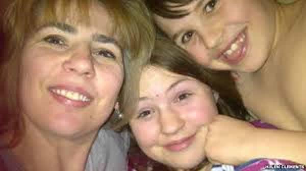 克莱门茨与查莉及乔治(左至右)在野生动物园度过一个惊险复活节假