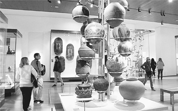 图为在大英博物馆非洲馆中展示的一组非洲文物