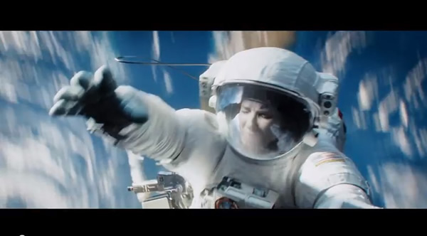 短片一开始播放《引》片女主角在太空不受控自转的片段。