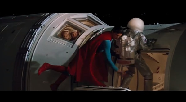 超人送她回到太空船。