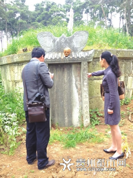 家族墓群4古墓相继遭人破坏 古墓主人头颅被挖出放在墓碑顶部