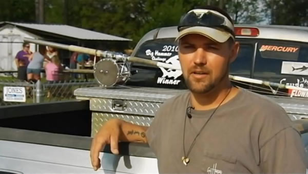 美国佛罗里达州渔民捕获创纪录的365公斤灰鲭鲨