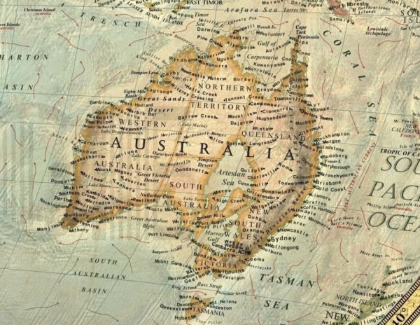 �����ذ�����������ˮ�У��в������������½����