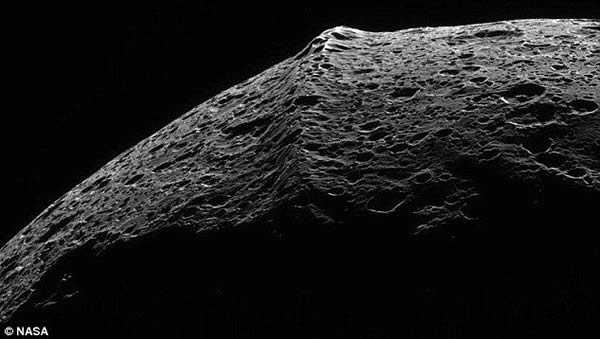 土卫八曾经的光环“坠落”地表造成大山脊