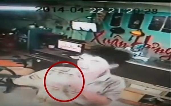 越南一名男子在帮手机充电时被强大电流电晕