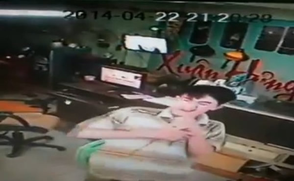 越南一名男子在帮手机充电时被强大电流电晕