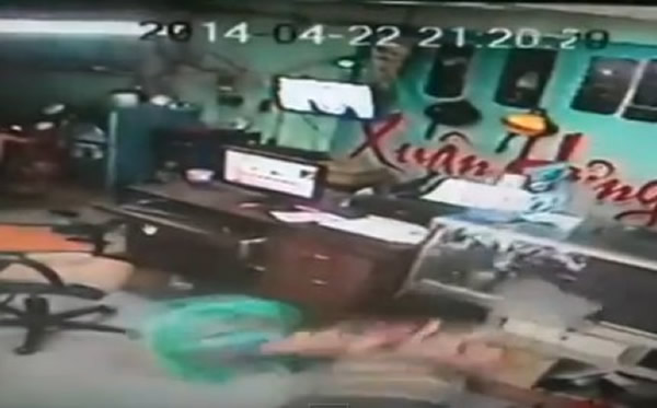 越南一名男子在帮手机充电时被强大电流电晕