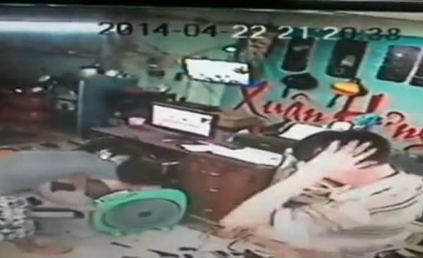 越南一名男子在帮手机充电时被强大电流电晕