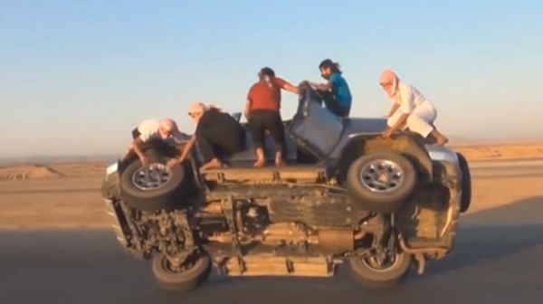 沙特阿拉伯一群冒险者在汽车行驶过程中成功换两个轮胎