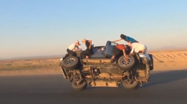 沙特阿拉伯一群冒险者在汽车行驶过程中成功换两个轮胎