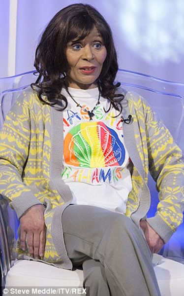 一名英国女子声称多次被外星人及小灰人拐走