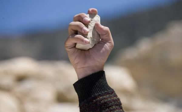 柬埔寨男子被指用巫术杀人 被600名村民用石头砸死