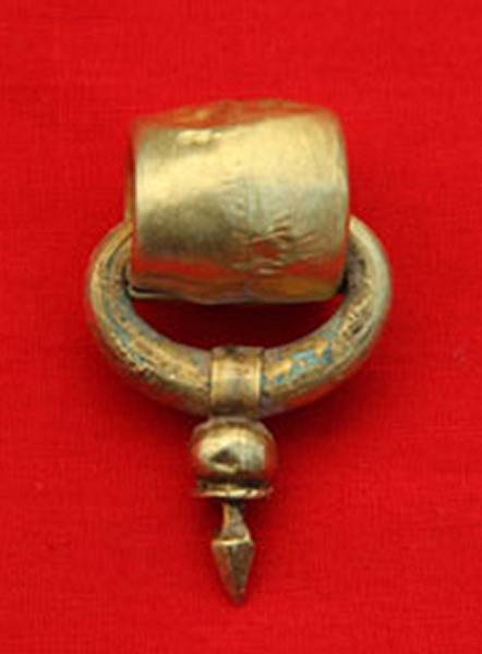 朝鲜一座石棺古墓出土渤海国时期金耳环